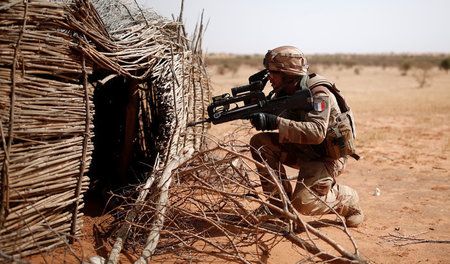 Französischer Soldat bei der Kontrolle einer Hütte im Tuareg-Geb...