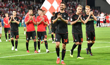 Applaus der Dreierkette: Spieler des SC Freiburg am Montag in Co... Applaus der Dreierkette: Spieler des SC Freiburg am Montag in Co...