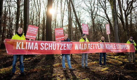 Den Kohlekonzernen die Stirn bieten: Aktivisten des BUND im Hamb... Den Kohlekonzernen die Stirn bieten: Aktivisten des BUND im Hamb...