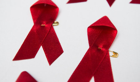 Solidarität mit HIV-Infizierten ist weiterhin wichtig: Rote Schl... Solidarität mit HIV-Infizierten ist weiterhin wichtig: Rote Schl...