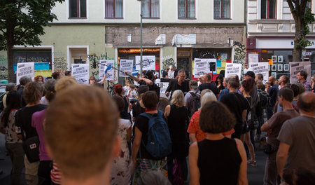 Performance der Initiative Bizim Kiez in Berlin-Kreuzberg gegen ... Performance der Initiative Bizim Kiez in Berlin-Kreuzberg gegen ...