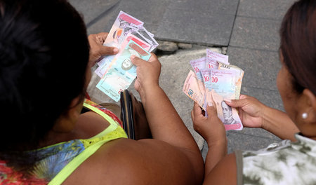 Hoffnung auf wirtschaftliche Erholung: Venezolanerinnen zählen »... Hoffnung auf wirtschaftliche Erholung: Venezolanerinnen zählen »...