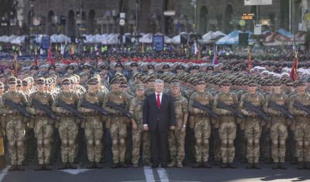 Der ukrainische Präsident Petro Poroschenko (Mitte) bei der Prob...