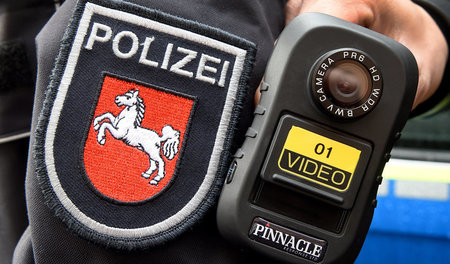Bereits jetzt gut ausgerüstet: Niedersächsische Polizistin mit B... Bereits jetzt gut ausgerüstet: Niedersächsische Polizistin mit B...
