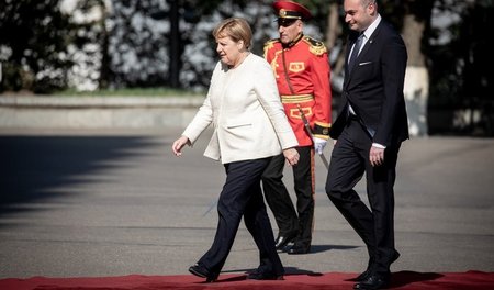 Militärischer Empfang für Angela Merkel in der georgischen Haupt...
