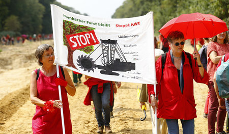 Gegen RWE, für Werktätige und Umwelt: Protestbanner während der ...