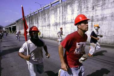 Widerstand mit Steinen: Bauarbeiterprotest in Panama-Stadt gegen...
