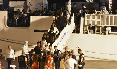 Land betreten: In der Nacht zu Sonntag durften 137 Flüchtlinge e...