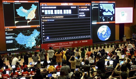 Videotafel, die Onlineüberweisungen von Alipay zeigt, Chinas füh...