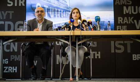 Mesale Tolu gibt neben Baki Selcuk vom Solidaritätskreis »Freihe...