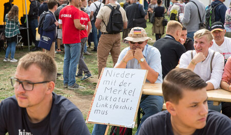 Besucher der »Festival-Kundgebung« der neofaschistischen »Identi...