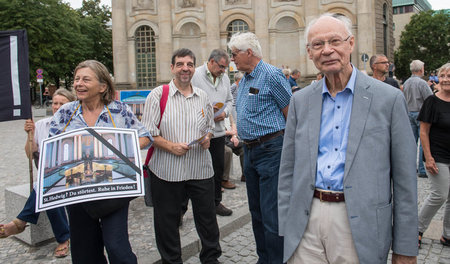 Hans Joachim Meyer (r.) nimmt an den Protesten vor der Kathedral...