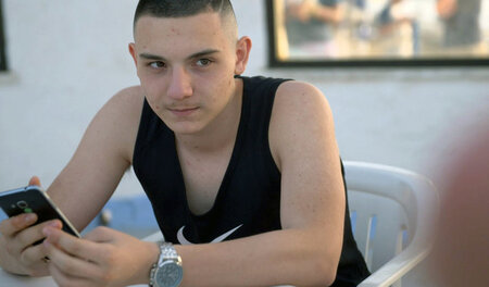 Giacomo hat früher seiner arbeitslosen Mutter geklautes Geld zug...