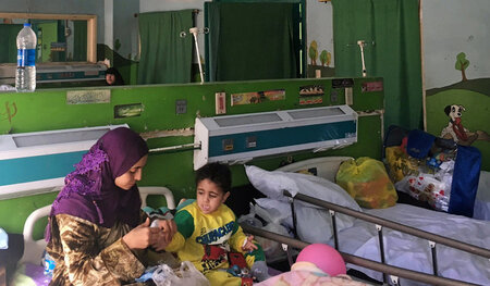 Ein kleiner Junge mit seiner Mutter am 4. Januar 2017 in einem ö...