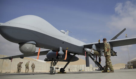 Noch werden die Drohnen der USA von Menschen gesteuert. Doch das...