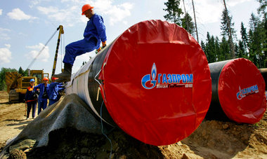 Potentielle Autarkie: Gaspipeline-Röhren mit dem Logo des staatl...