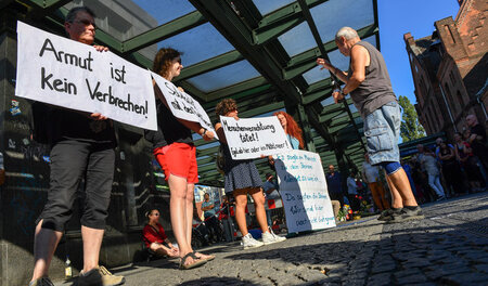 Solidarität mit Gewaltopfern: Mahnwache nach dem Brandanschlag a...