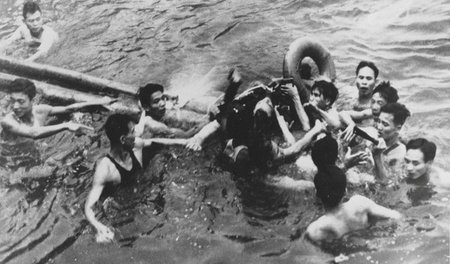 Am 26. Oktober 1967 wurde John McCain nach seinem Absturz aus ei...
