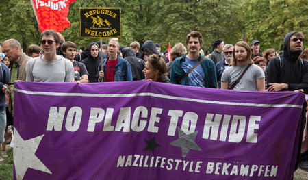 Gegendemonstranten am Samstag am Rand der Dresdner Cockerwiese, ...