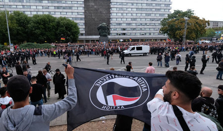 Antifaschisten stehen am Montag in unmittelbarer Nähe der Rechte...