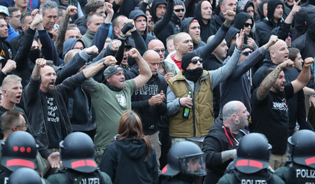 Chemnitz am Montag: Polizei und rechte Demonstranten – angereist...