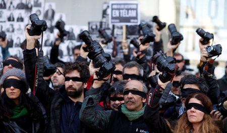 Blinde Medien für ungestörte Herrschaft: Protestaktion von Journ... Blinde Medien für ungestörte Herrschaft: Protestaktion von Journ...