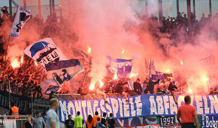 Kein Spiel mehr ohne solche Spruchbänder: Hertha-Fans am 20. Aug... Kein Spiel mehr ohne solche Spruchbänder: Hertha-Fans am 20. Aug...