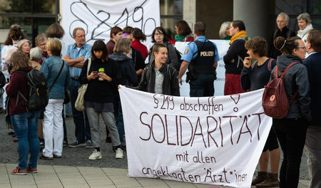 Vor dem Gerichtsgebäude solidarisierten sich Hunderte mit den Me... Vor dem Gerichtsgebäude solidarisierten sich Hunderte mit den Me...