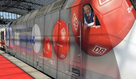 Es fährt ein Zug nach nirgendwo. Gemeinsamer Promospaß von Herth... Es fährt ein Zug nach nirgendwo. Gemeinsamer Promospaß von Herth...