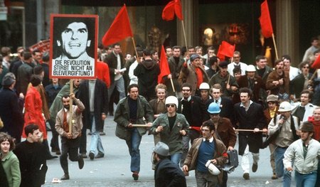 Schon mal besser als Sprüche kritzeln. Proteste in Bonn gegen di... Schon mal besser als Sprüche kritzeln. Proteste in Bonn gegen di...