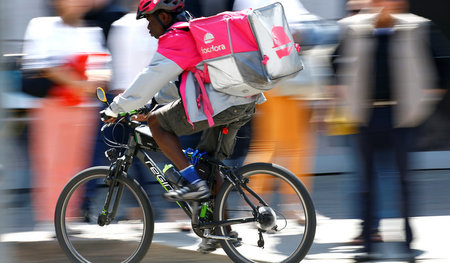 Fast Food: Die Beschäftigten bei Foodora und Co. müssen unter mi... Fast Food: Die Beschäftigten bei Foodora und Co. müssen unter mi...