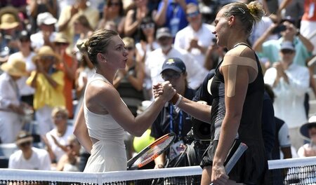 Eine muss ja die erste sein: Simona Halep (l.) gratuliert Kaia K... Eine muss ja die erste sein: Simona Halep (l.) gratuliert Kaia K...