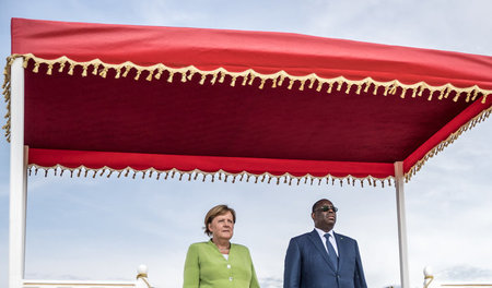 Wirtschaftsreisende unterm Baldachin: Bundeskanzlerin Angela Mer... Wirtschaftsreisende unterm Baldachin: Bundeskanzlerin Angela Mer...