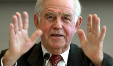 König Kurt wäscht seine Hände in Unschuld