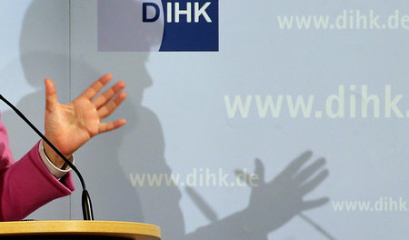 Fachkraft für faulen Zauber: Angela Merkel spricht auf der Vollv... Fachkraft für faulen Zauber: Angela Merkel spricht auf der Vollv...