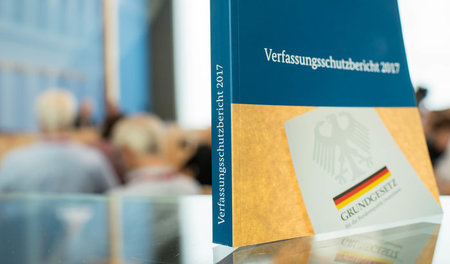 Ob im Bund oder in den Ländern: Die Ämter für Verfassungsschutz ... Ob im Bund oder in den Ländern: Die Ämter für Verfassungsschutz ...