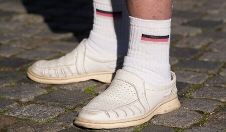 Tennissocken und Deutsch-Fandfahne: Die anwachsende fremdenfeind... Tennissocken und Deutsch-Fandfahne: Die anwachsende fremdenfeind...