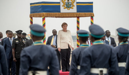Merkel unter Baldachin in Ghana