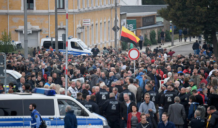 Chemnitz am Donnerstag: Mit Deutschlandfahne wird vor dem Stadio...