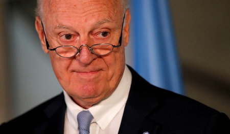 Der UN-Sonderbeauftragte für Syrien, Staffan de Mistura, bei ein...