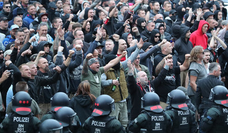 Neonazis, Pegida- und AfD-Anhänger am Montag in trauter Eintrach...