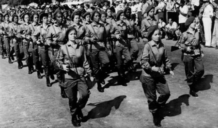 Frauenbataillon während der Parade anlässlich des zweiten Jahres...