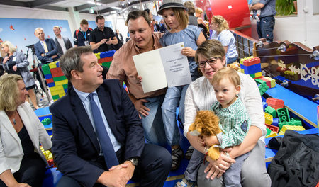 Allmächd, der Söder Markus! Familien ködern gehört im Wahlkampf ...