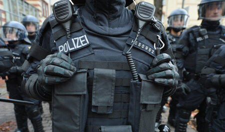 Mit Uniform für die Verteidigung der Meinungsfreiheit: Ein Poliz...