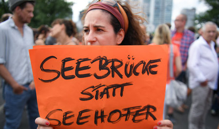 Seit Wochen sind sie auf der Straße: Demonstrantin der »Seebrück...