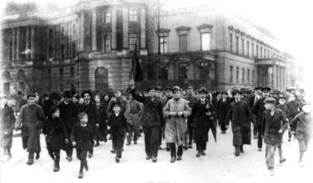 Die Revolution ist da: Demonstrationszug in Berlin, Unter den Li...