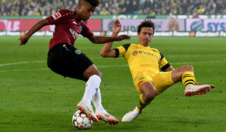 Wer hat mehr davon? Dortmunds Thomas Delaney (r.) im Kampf um de...