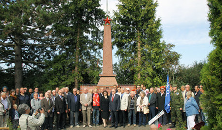 Mahnmal für den Frieden: Einwohner von Syhra und Gäste bei der W...