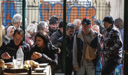 Unerbittlich. Die verarmte Bevölkerung Griechenlands wird noch J...