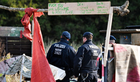 Polizisten durchforsten Zelte von Klimaaktivisten (28.8.)